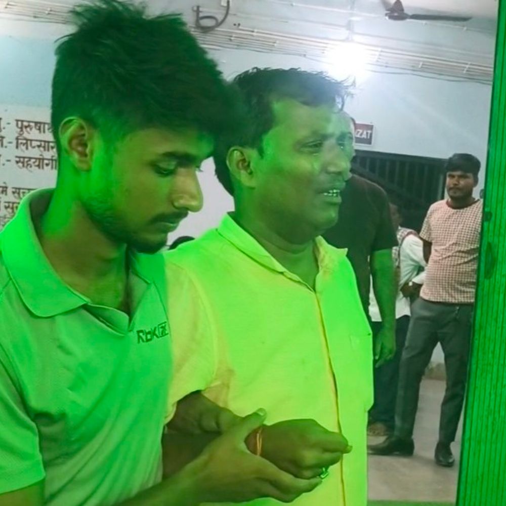 शेखपुरा में स्वर्ण व्यवसायी से 18 लाख के जेवर लूटे:घात लगाए 6 बदमाशों ने पिस्तौल दिखाकर धमकाया,दुकान से लौट रहे थे घर;फरार