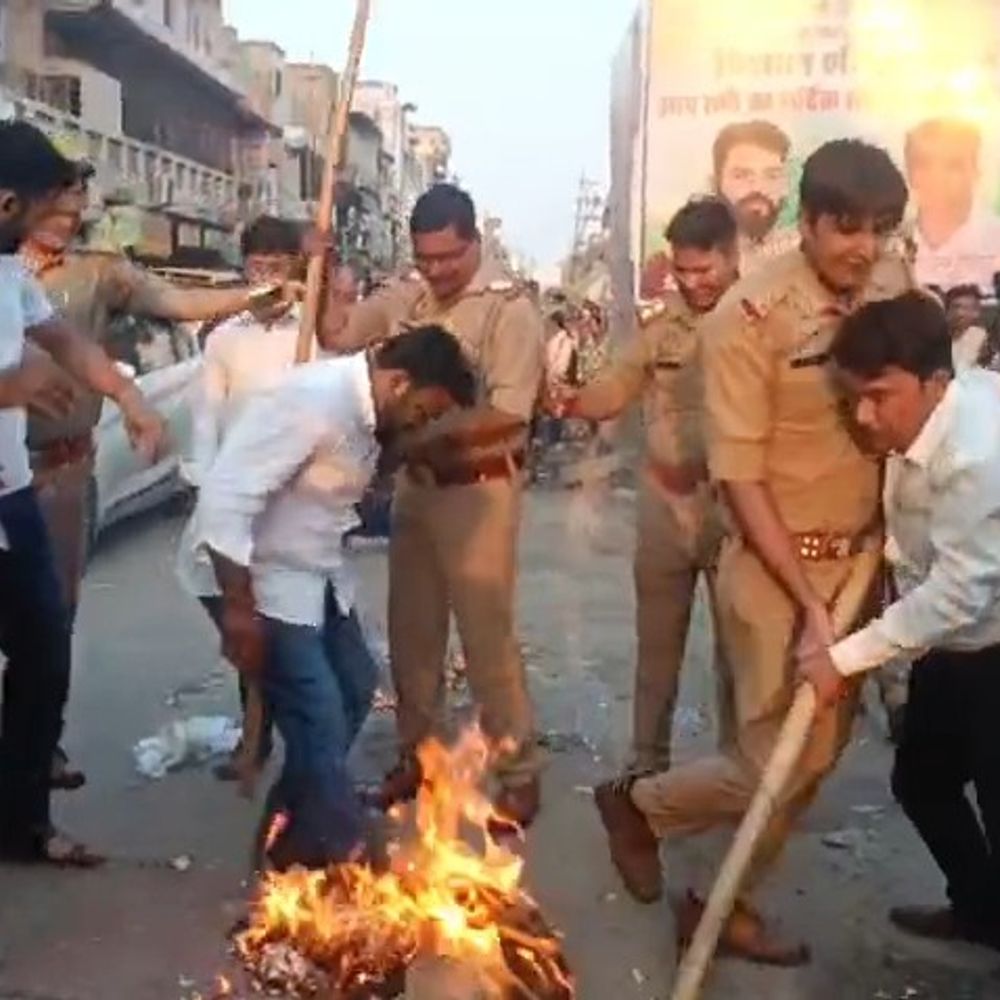 NEET-CUET विवाद- NSUI ने किया प्रदर्शन:शिक्षा मंत्री का पुतला फूंका, पुलिस से झड़प भी हुई