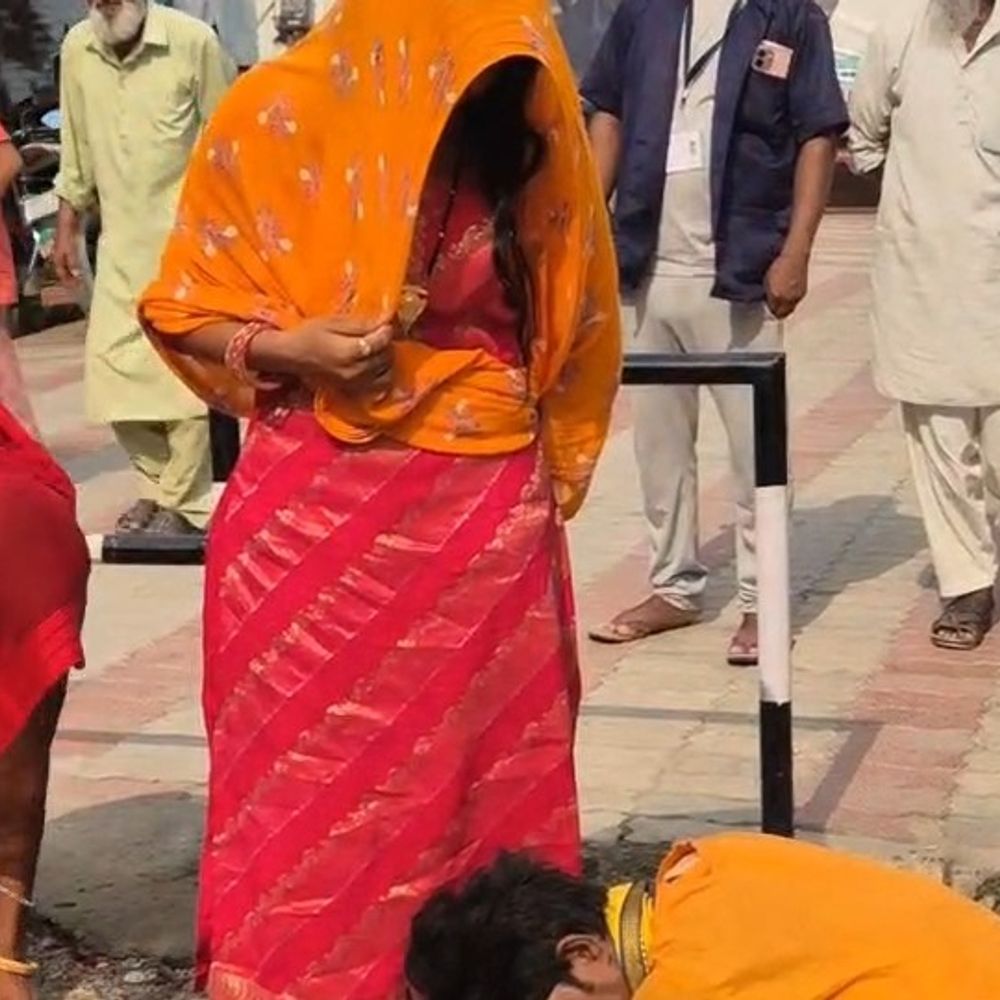 सीतामढ़ी सदर अस्पताल में झाड़फूंक का VIDEO:सांप काटने के बाद अस्पताल पहुंची महिला, इलाज छोड़ झाड़फूंक कराने लगी; पुलिस ने तांत्रिक को खदेड़ा