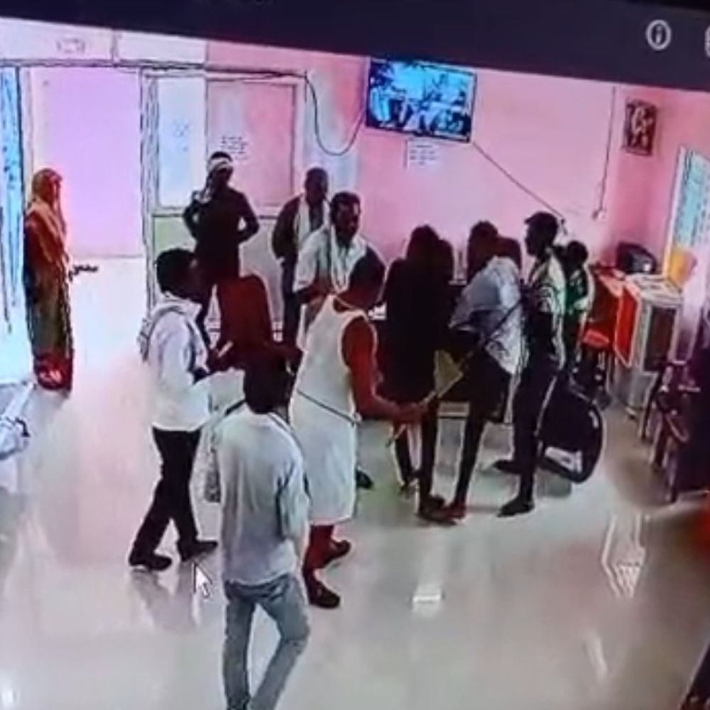 सागर में ग्राम पंचायत के प्रभारी सचिव से मारपीट:सरकारी रजिस्टर फाड़े, 4 लोगों पर आरोप; पानी के किराये को लेकर हुआ विवाद