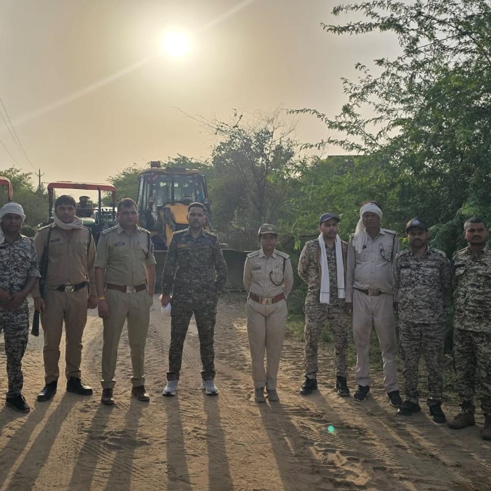 मुरैना में प्रशासन ने 22 लाख की रेत की नष्ट:बरबासिन गांव में डंप रेत पर कार्रवाई, एक जेसीबी दो लोडर सहित 20 कर्मचारी रहे मौजूद