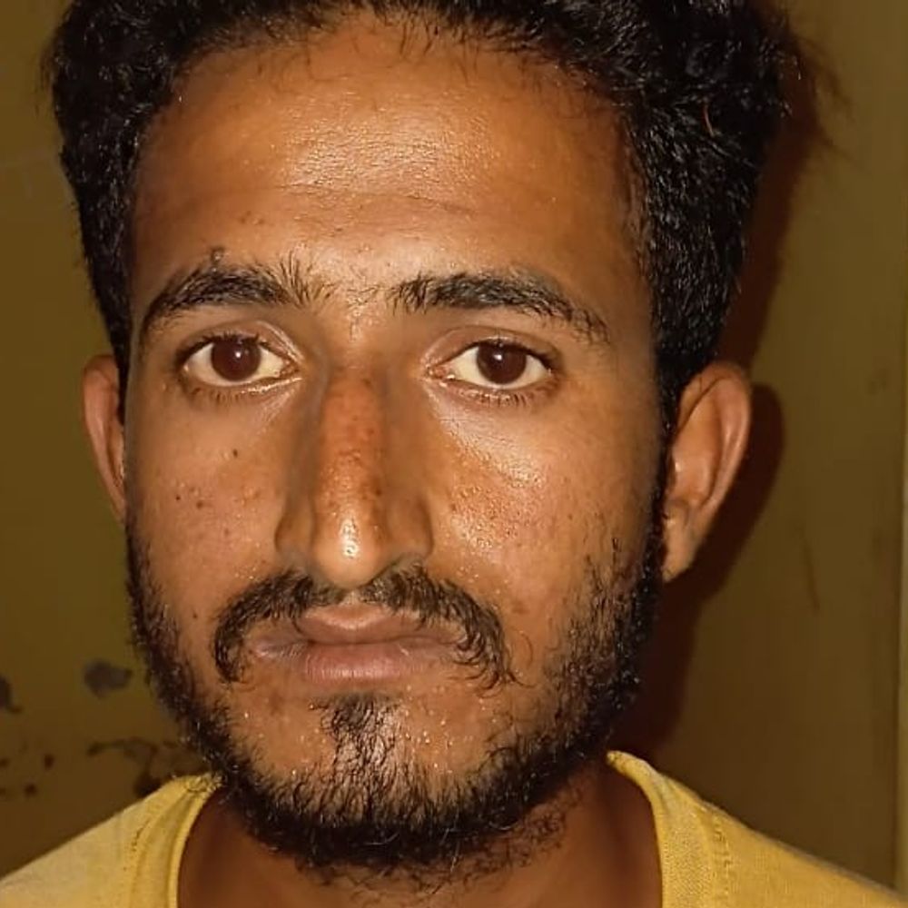 दरभंगा में हथियार के साथ बदमाश गिरफ्तार:लोडेड पिस्टल और बाइक बरामद; बड़ी वारदात को अंजाम देने की फिराक में था