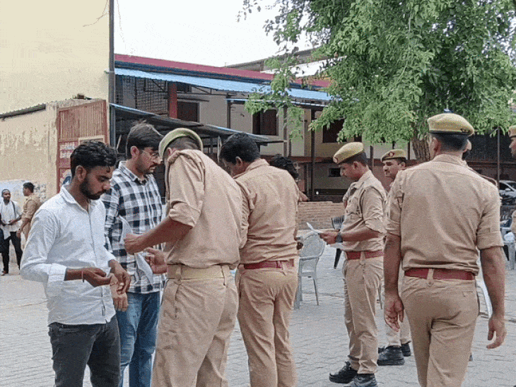 झांसी में पुलिस भर्ती परीक्षा का आखिरी दिन:कड़ी चेकिंग के बाद मिल रहा प्रवेश, अभ्यर्थियों के जूते-मोजे उतरवाकर की जा रही जांच