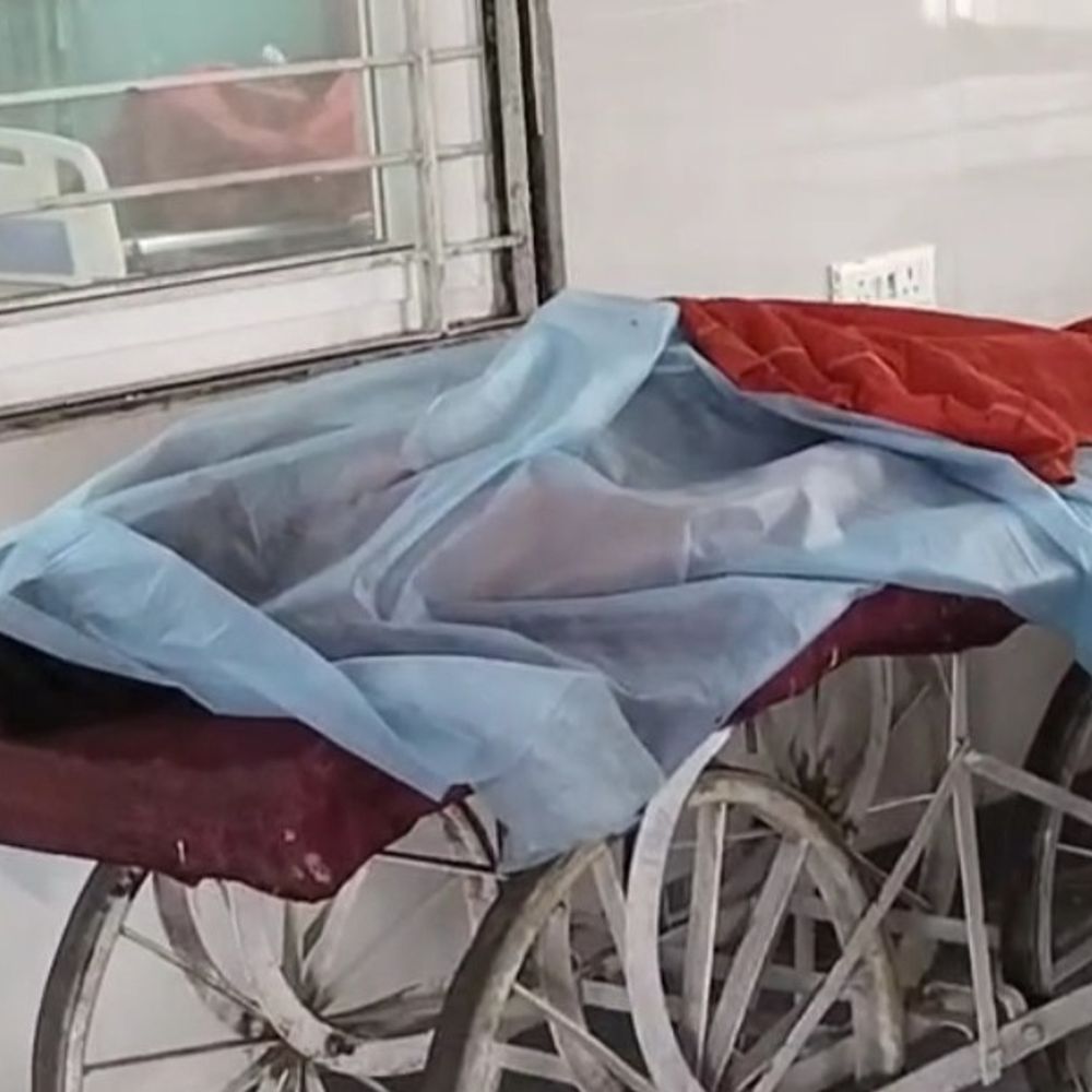 सांप के काटने से मजदूर की मौत, पत्नी गंभीर:इलाज कराने की जगह झाड़ फूंक कराने ले गए परिजन; सोते समय डसा