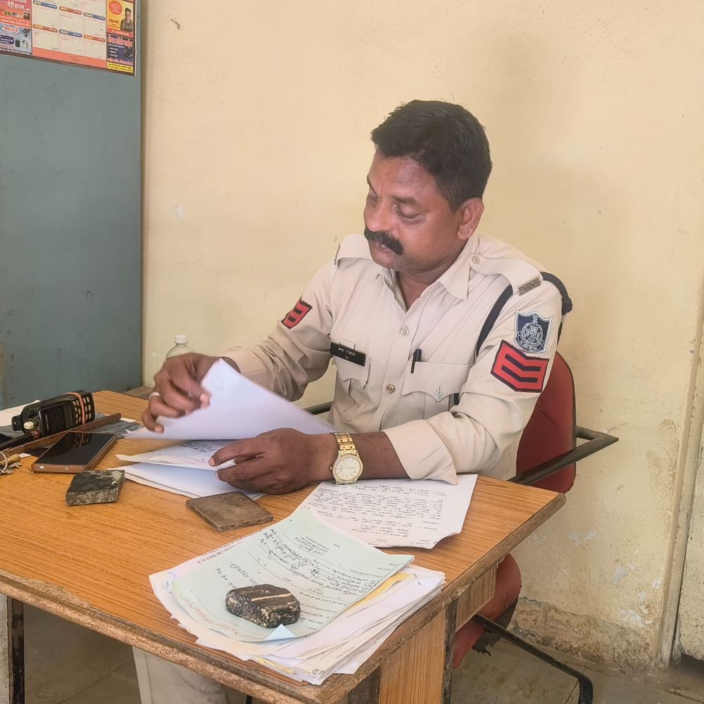 ट्रेन से गिरे युवक की इलाज के दौरान मौत:जेब में मिला अयोध्या से अहमदाबाद का टिकट; हाथ पर गुदे हैं दिव्यांश और माधुरी नाम