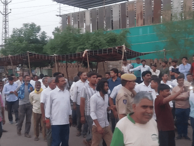पाली से धुलाई के लिए आया कपड़ा पकड़ा:धरने पर बैठे फैक्ट्री संचालक और मजदूरों ने किया हंगामा, पुलिस ने मौके पर पहुंचकर की समझाइश