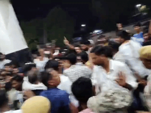 दौसा में संदिग्ध अवस्था में मिला युवक का शव:परिजनों ने जताई हत्या की आशंका, जिला अस्पताल में हंगामा, पुलिस तैनात