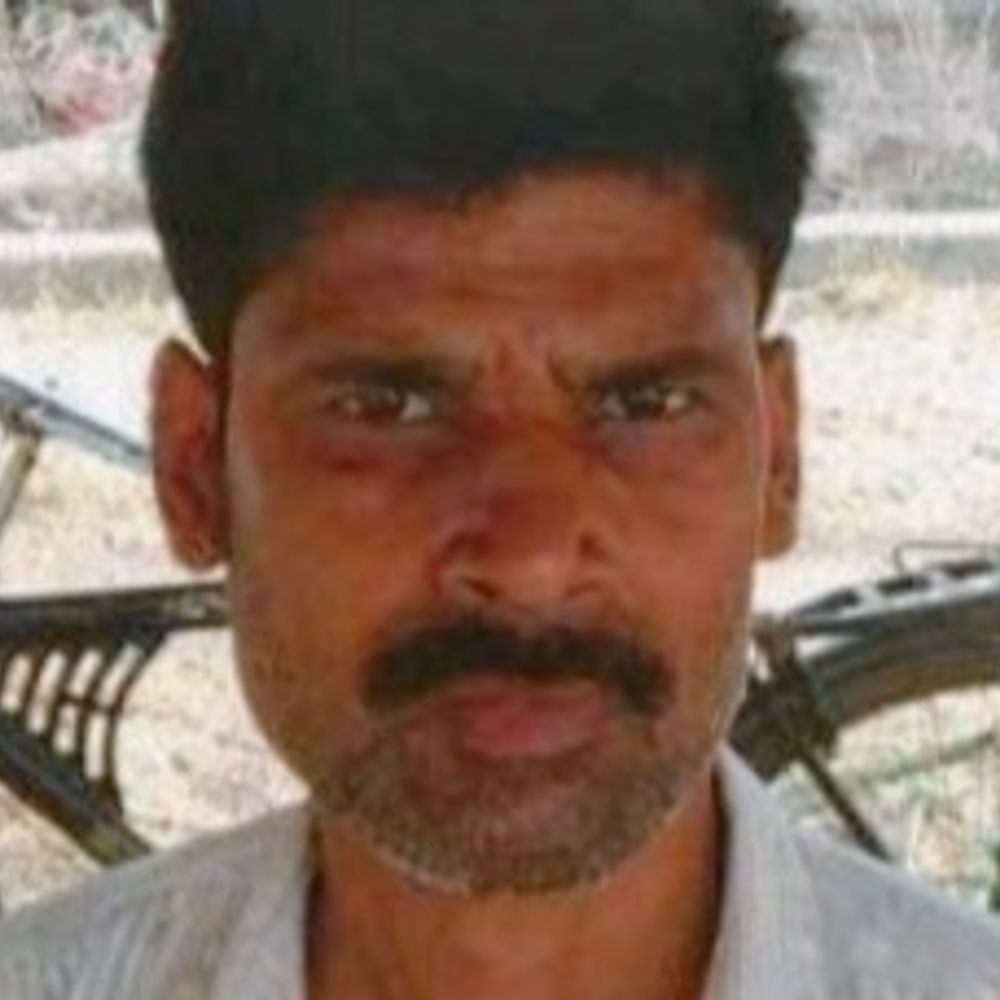 रोहतास में सड़क हादसे में भोजपुर के ड्राइवर की मौत:ट्रक से कोयला लेकर उत्तराखंड जा रहे थे, टायर बदलने के दौरान कंटेनर ने रौंदा