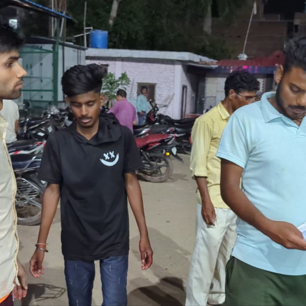 भोजपुर में भाभी को छोड़ने जा रहे देवर की मौत:बाइक सवार देवर-भाभी को अज्ञात वाहन ने मारी जोरदार टक्कर, महिला की भी हालत गंभीर