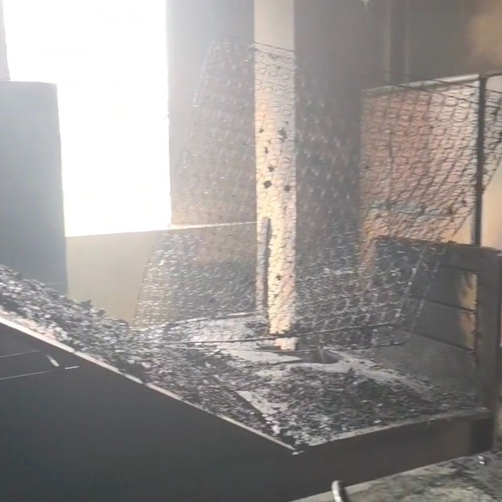 मटिहानी विधायक के शॉपिंग कॉम्प्लेक्स में लगी आग:फायर ब्रिगेड की 6 गाड़ियां पहुंची, एक घंटे में पाया काबू; शॉर्ट सर्किट की आशंका
