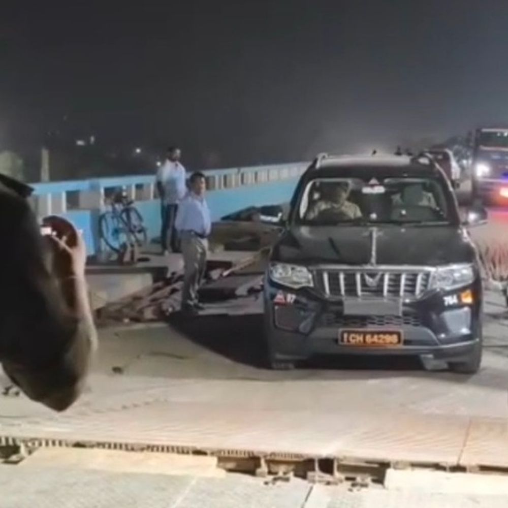 ट्रायल के लिए बेली ब्रिज पर स्कॉर्पियो चढ़ाया:2.5 टन वजनी कार 30 किमी प्रतिघंटे की रफ्तार से चली, बिना तकनीकी समस्या के निकली गाड़ी