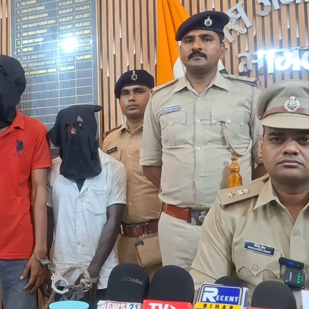लूट की वारदात को अंजाम देने वाले 2 बदमाश अरेस्ट:भागलपुर में चांदी की चेन बरामद; कैश लेकर फरार हुए थे 3 बदमाश