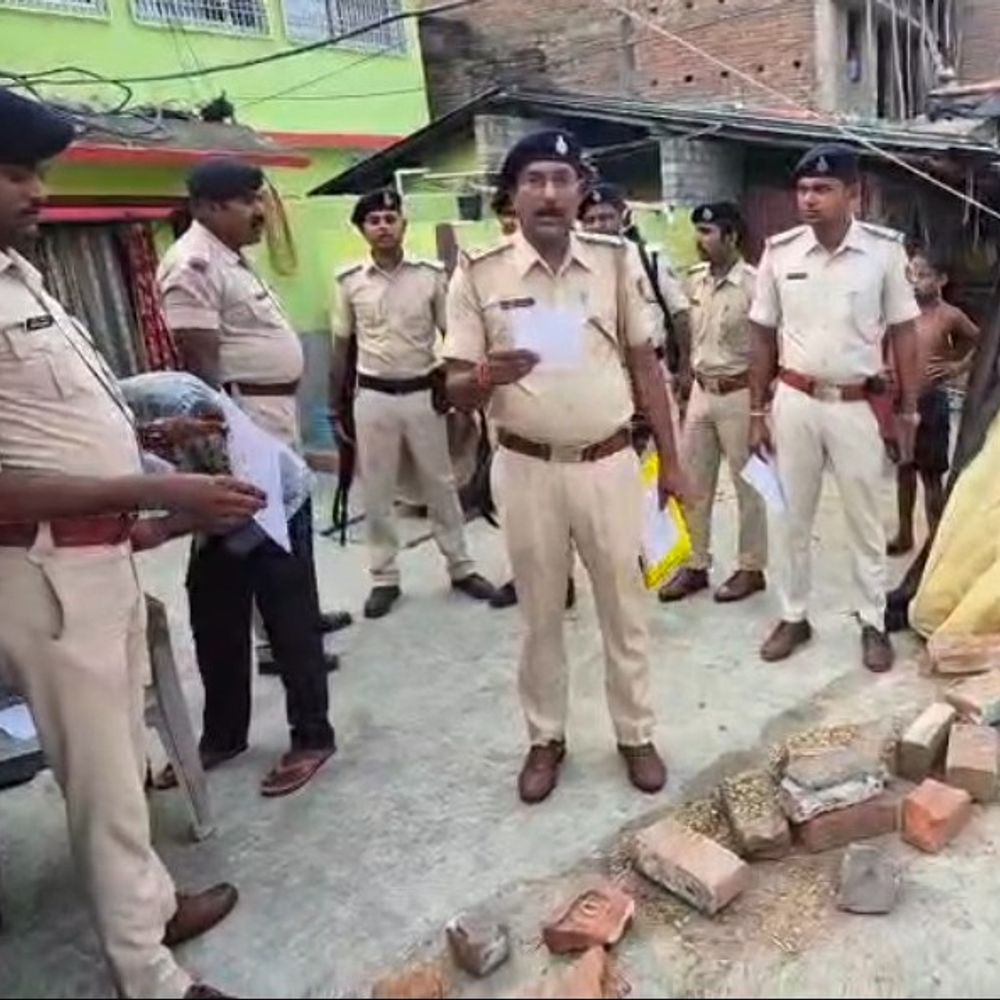 अपराधी रामधारी यादव के घर इश्तिहार चिपकाया:भागलपुर में सभापति मर्डर मामला, फरार मिथुन यादव की तलाश कर रही पुलिस