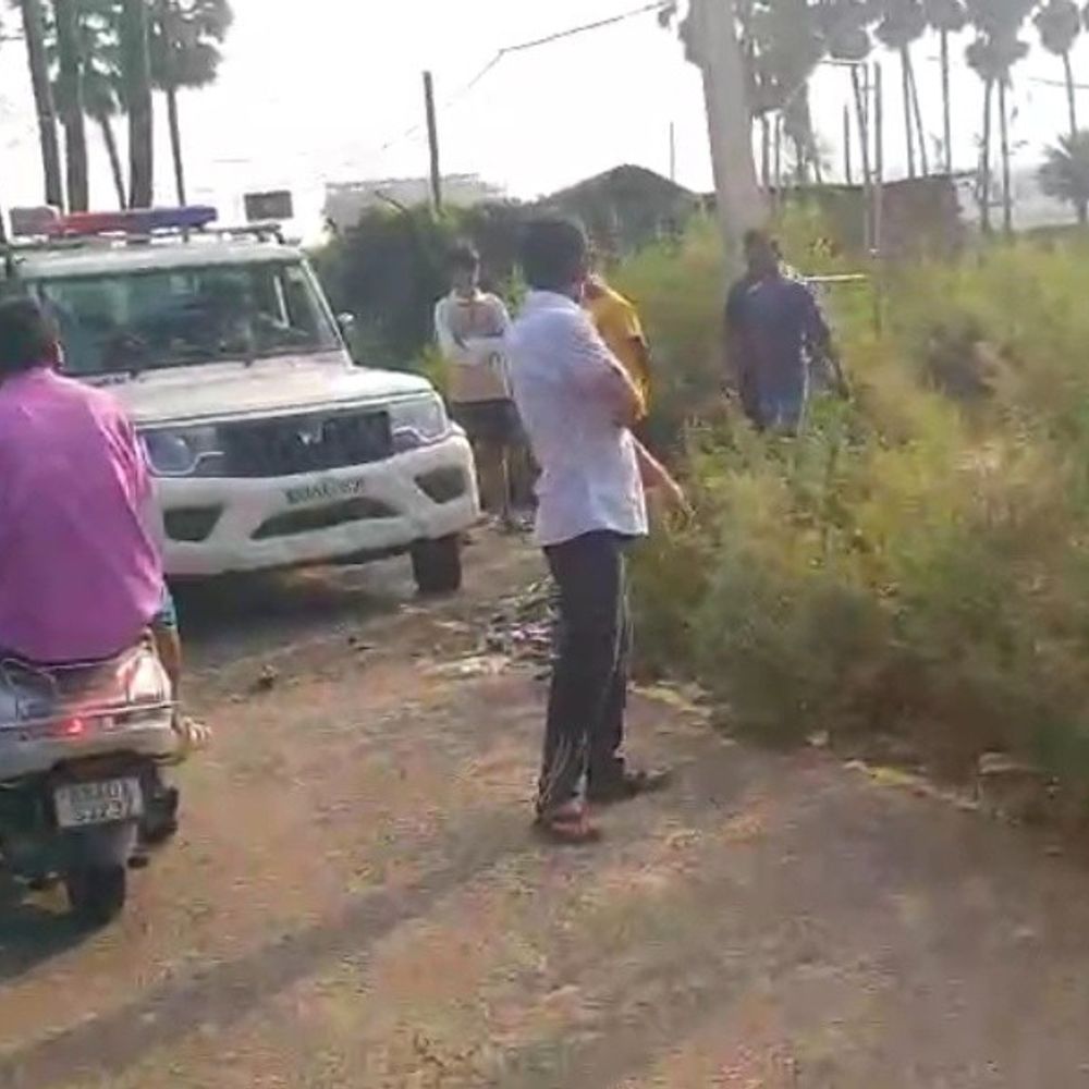 भागलपुर में ई-रिक्शा ड्राइवर की हत्या:लूटपाट के दौरान बदमाशों ने दिया वारदात को अंजाम, भाई बोला- पीछे से गोली मारी गई है