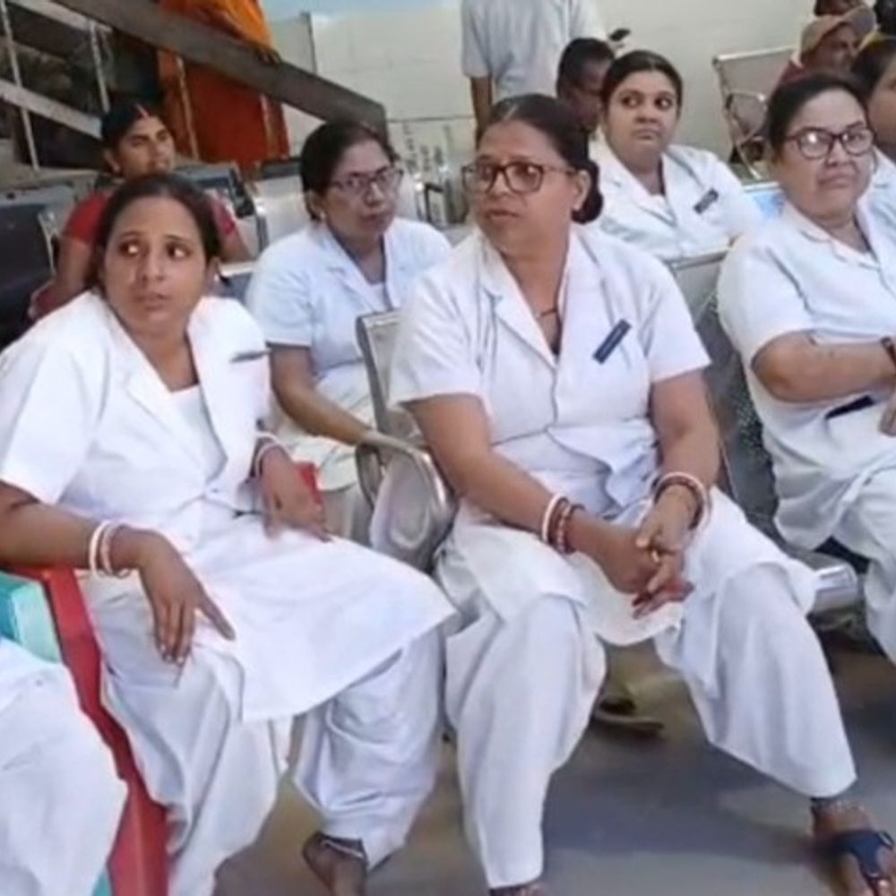 ​मगध मेडिकल कॉलेज में धरने पर बैठी नर्सिंग स्टाफ:ऑन-ड्यूटी डॉक्टर पर अभद्रता का आरोप, अस्पताल प्रबंधन ने जांच कमेटी गठित की