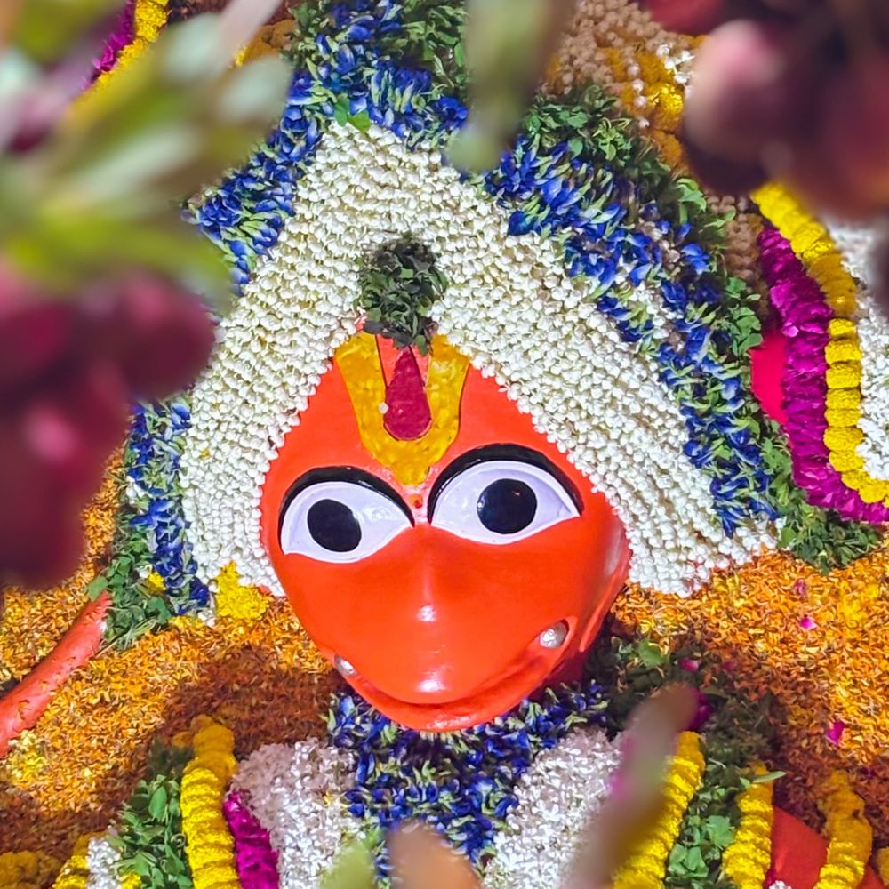 ज्येष्ठ के छठवें मंगलवार बड़े हनुमान मंदिर में भीड़:हनुमान जी का पंचामृत स्नान, फूलों से हुआ दिव्य श्रृंगार