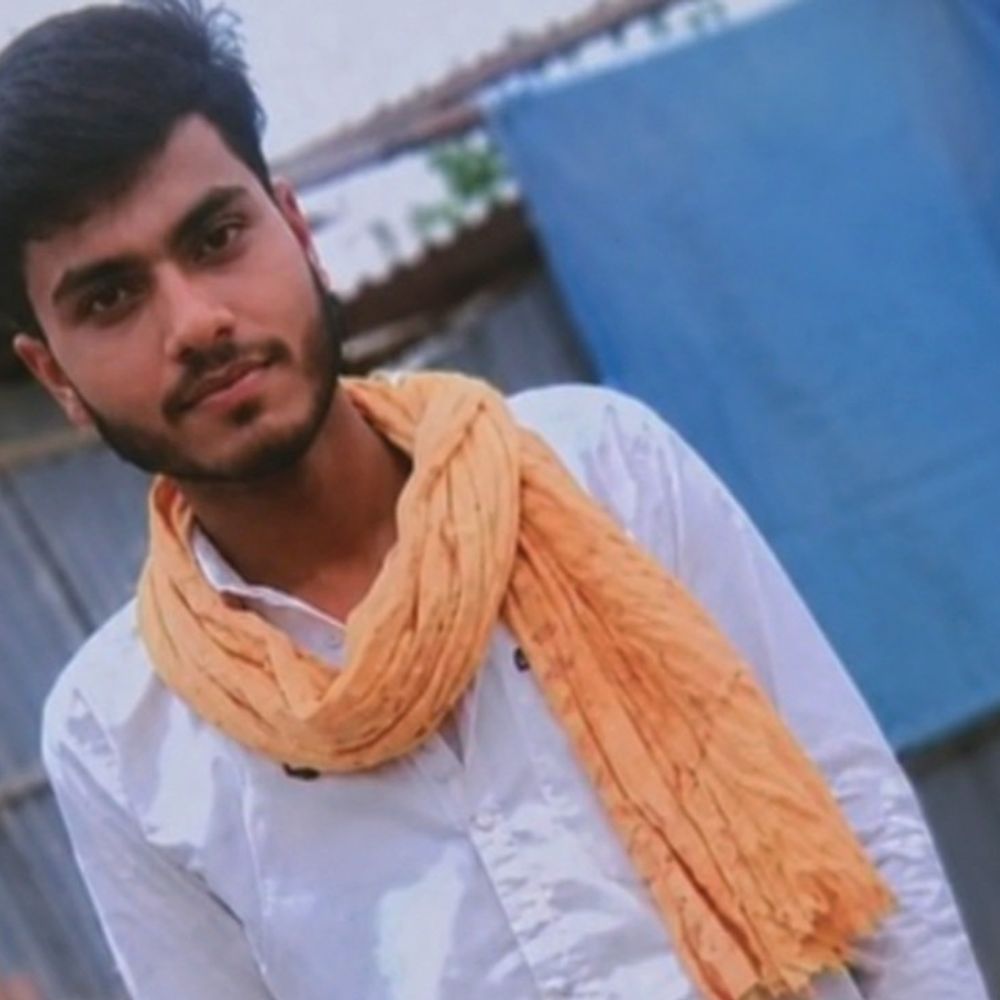 पूर्णिया में रोड एक्सीडेंट में बाइक सवार की मौत:पांच महीने पहले हुई थी शादी, पत्थर से टकराई अनियंत्रित गाड़ी