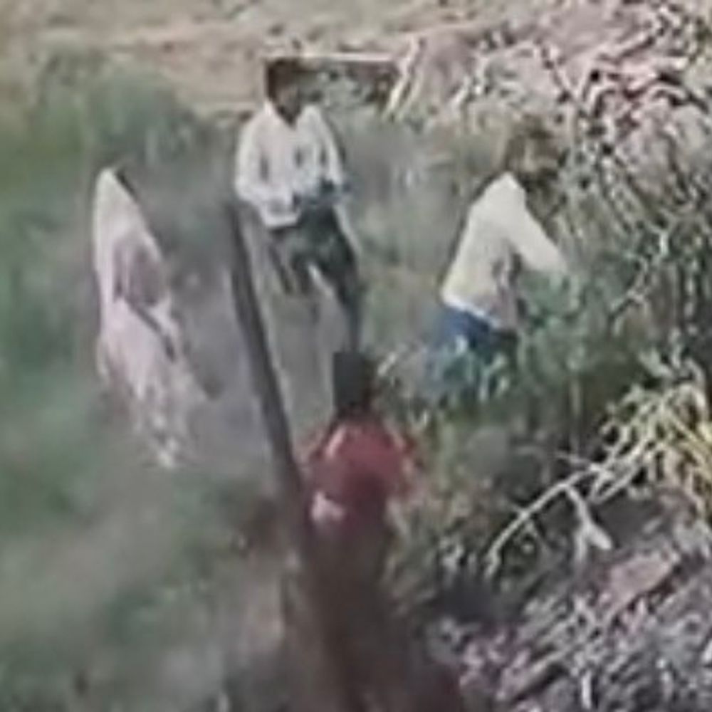 ग्वालियर में चॉकलेट फैक्ट्री पर पथराव:फैक्ट्री के गेट के सामने वाहन खड़ा करने को लेकर हुआ विवाद, दोनों पक्षों पर मामला दर्ज