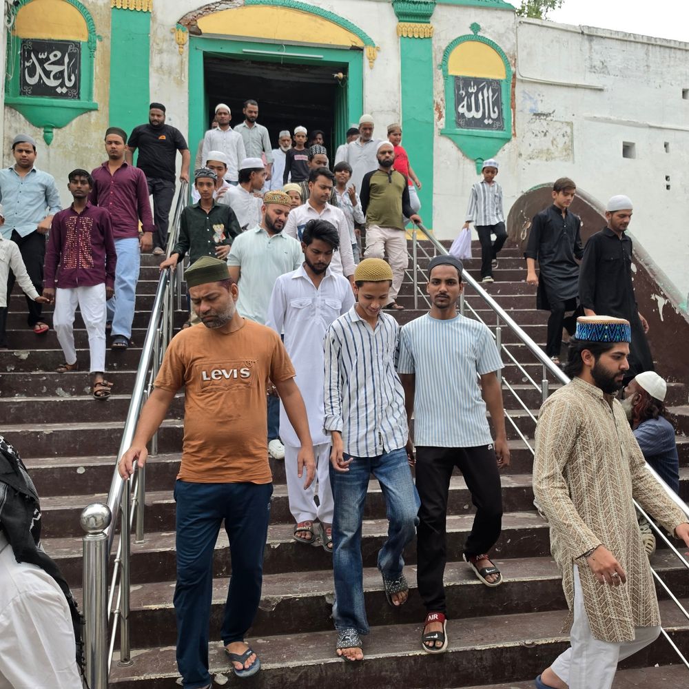संभल में कड़ी सुरक्षा के बीच जुमे की नमाज:विवादित स्थल की ओर जाने वाले रास्तों पर बैरियर लगाए, CCTV से निगरानी