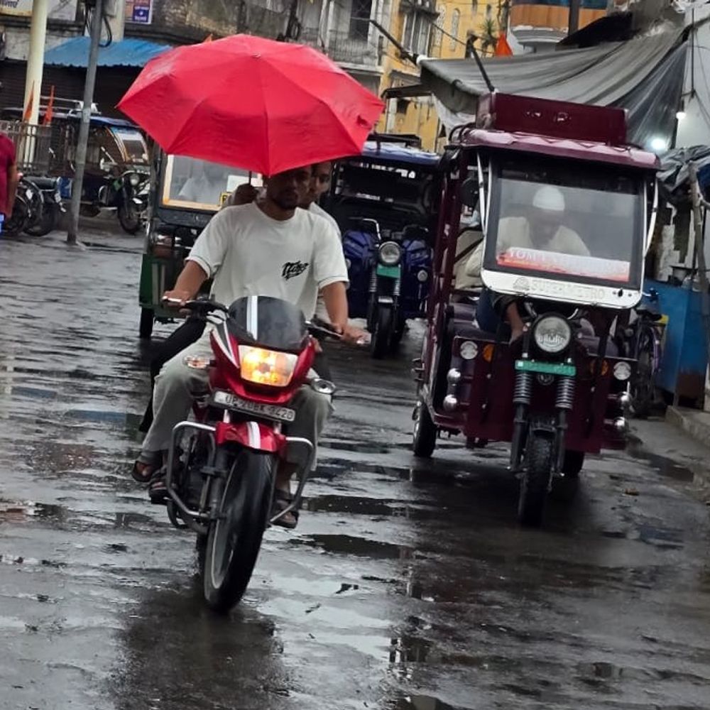 बिजनौर में बारिश और ठंडी हवाओं से गर्मी से राहत:आसमान में छाए घने काले बादल, तापमान में गिरावट