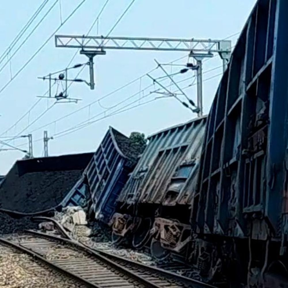पलामू में कोयला लदी मालगाड़ी बेपटरी:ट्रेन जा रही थी पंडित दीन दयाल उपाध्याय नगर, सोननगर-बरवाडीह रेलखंड पर हुआ हादसा