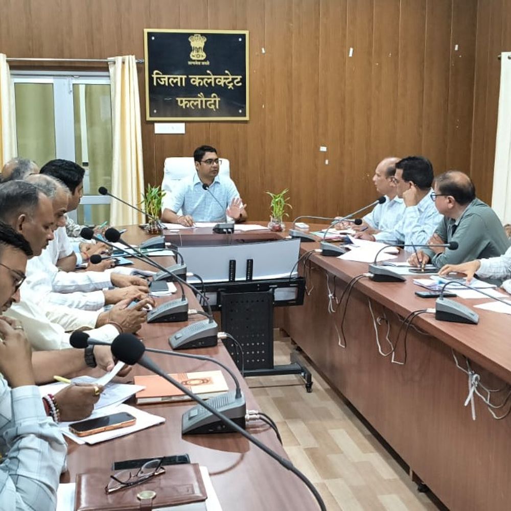 साप्ताहिक सतीक्षा बैठक, संपर्क पोर्टल मामलों के निस्तारण पर जोर:सीमावर्ती गांवों में बिजली, पेयजल, सड़क सुविधाएं सुनिश्चित करने के निर्देश