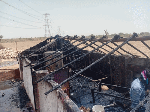 फलोदी के बावड़ी कला में मजदूर का घर जला:नगदी, गहने और डॉक्यूमेंट जले, परिवार की मदद करने की अपील