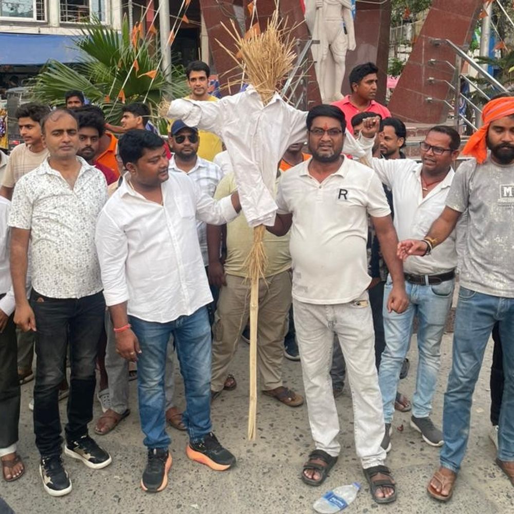 कटिहार में बिजली कटौती पर लोगों का हल्लाबोल:लो-वोल्टेज और ओवरलोडिंग से परेशान, शहीद चौक पर विभाग का पुतला फूंका