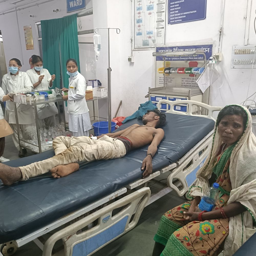 पुलिस अभिरक्षा से भागा युवक 36 घंटे बाद पकड़ाया:पुलिस को जंगल में बेहोश मिला; जिला अस्पताल में इलाज जारी