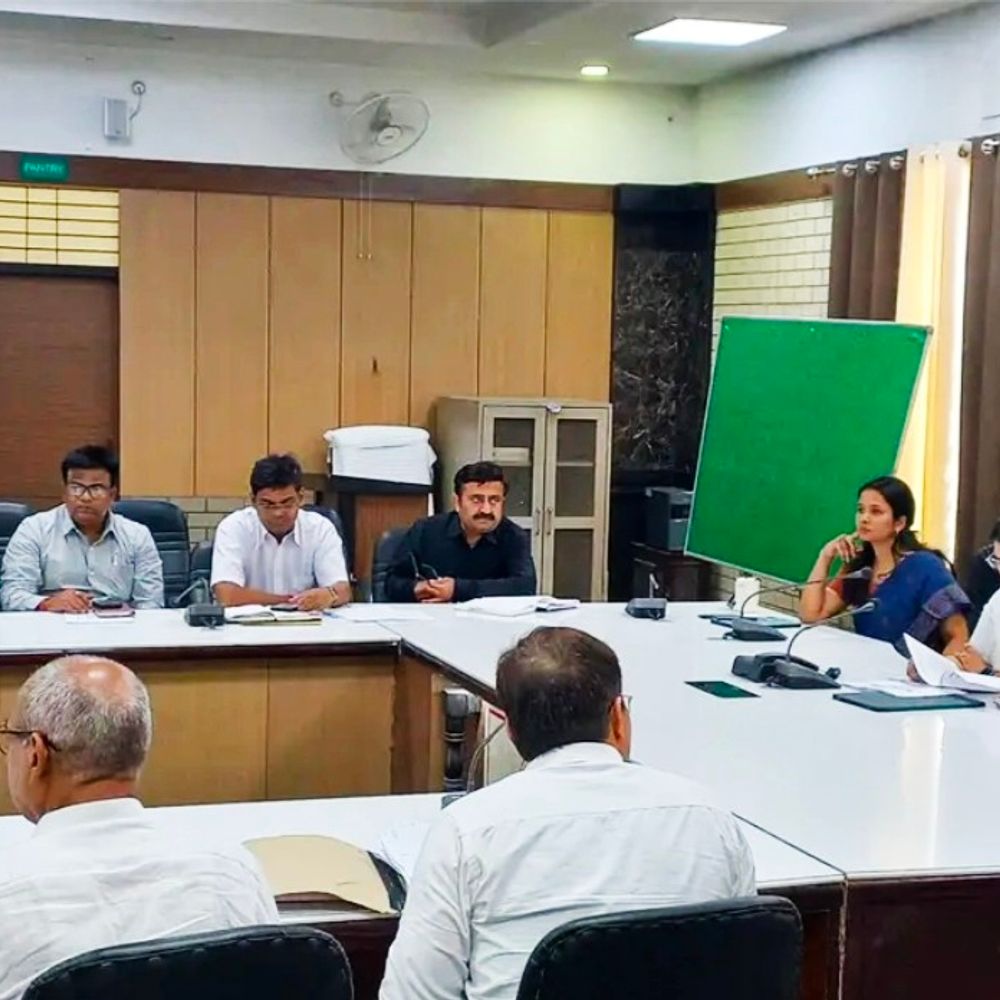 राजस्व वसूली में तेजी लाने के डीएम ने दिए निर्देश:हापुड़ में समीक्षा बैठक में विभागों की प्रगति परखी, लक्ष्य हासिल करने पर जोर