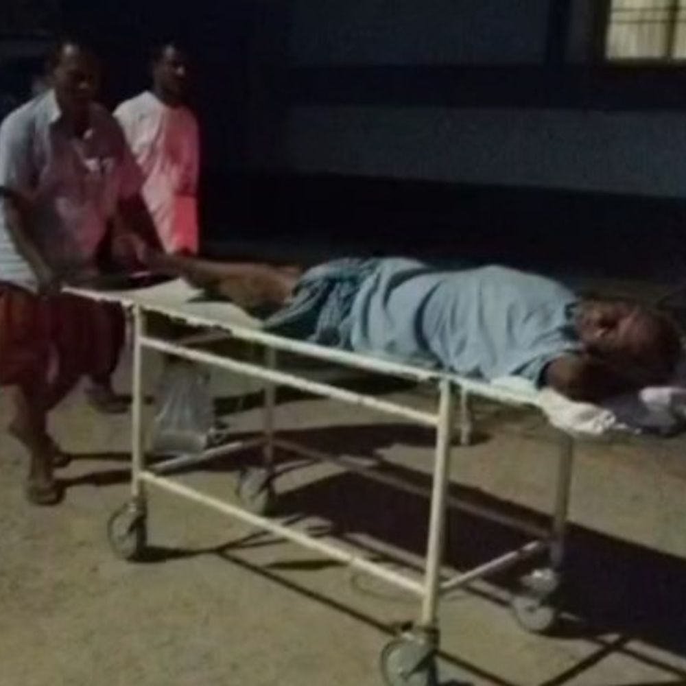 मधुबनी सदर अस्पताल में स्ट्रेचर बॉय नहीं-मरीज परेशान:परिजनों ने खुद सीटी स्कैन तक पहुंचाया, सिविल सर्जन ने कहा- समस्या की जानकारी विभाग को दी गई है
