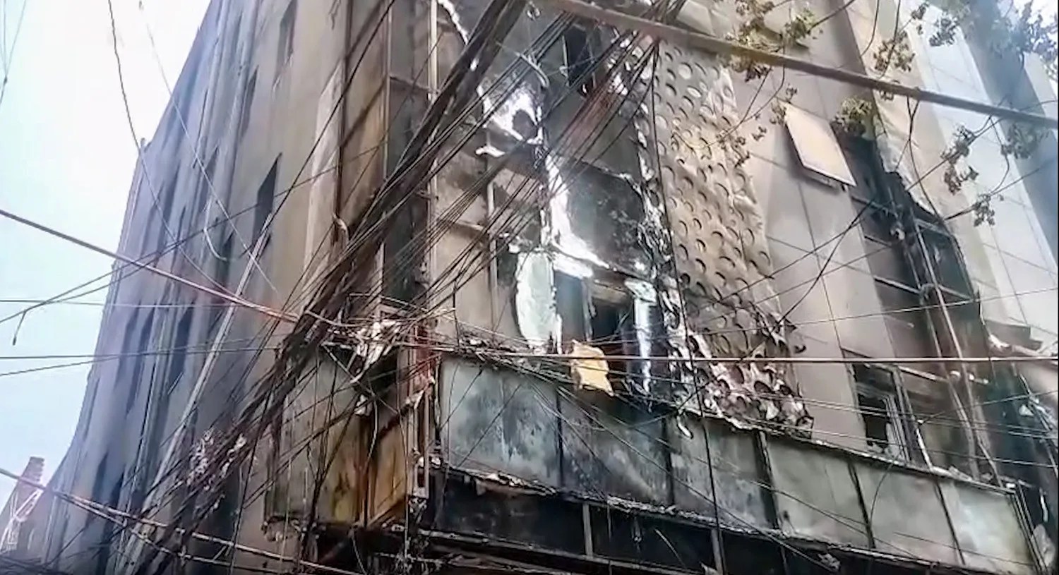 Malviya Nagar Sealing: मालवीय नगर और हौज खास में अवैध बिल्डिंग्स पर चला बुलडोजर, कई दुकानें सील