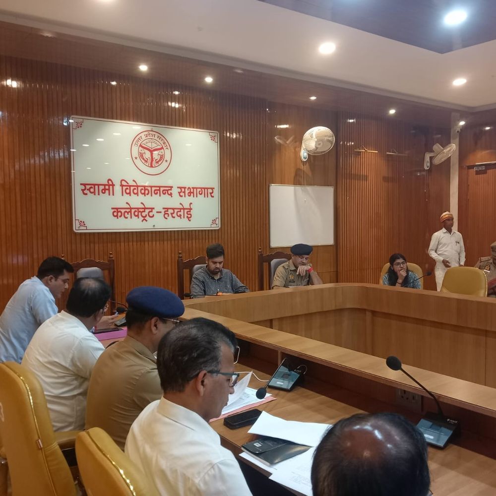 राष्ट्रीय राजमार्गों से हटेगी अवैध पार्किंग और अतिक्रमण:हरदोई में डीएम ने अफसरों को दिए निर्देश, कहा- लापरवाही स्वीकार्य नहीं होगी