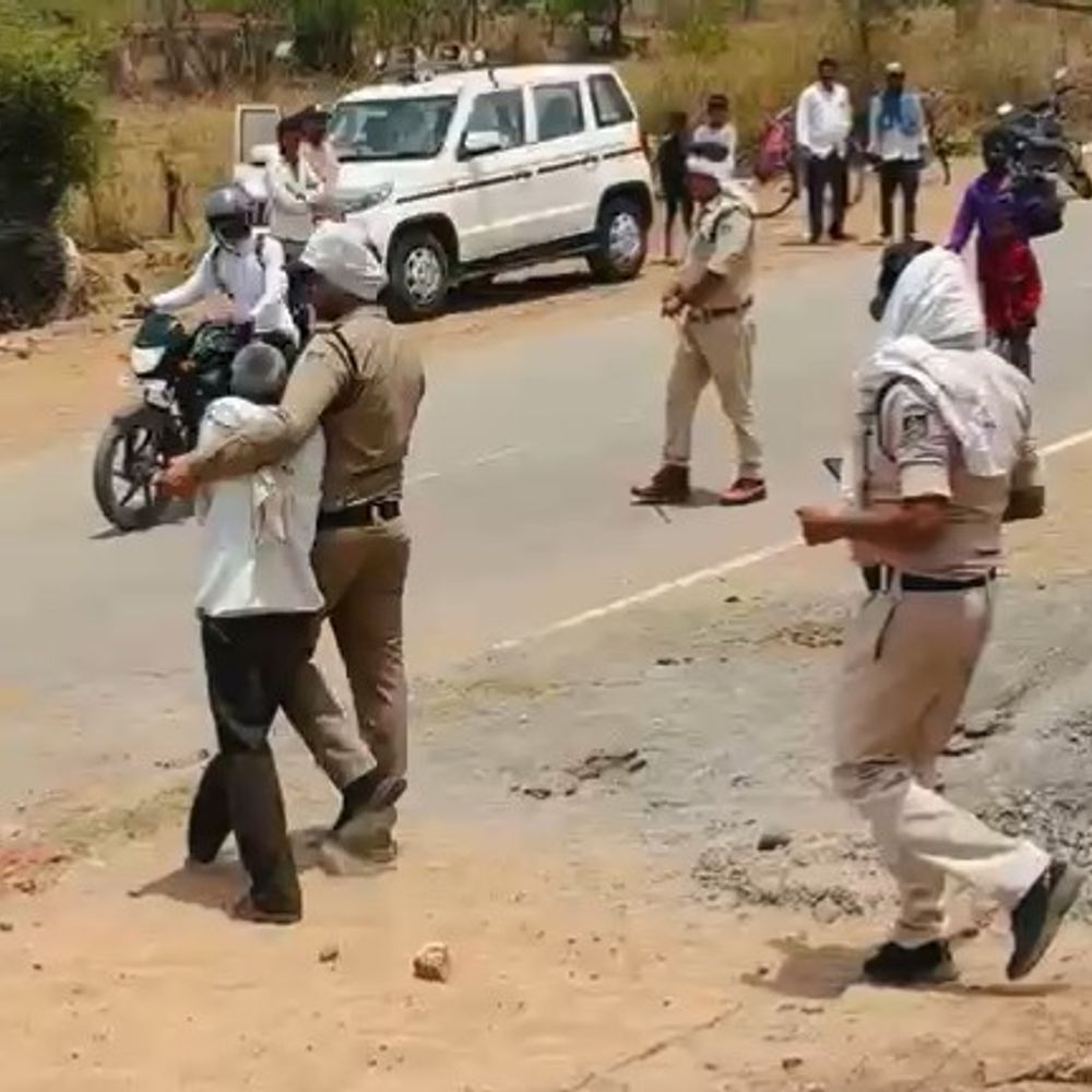 जबलपुर हाईकोर्ट के आदेश पर मकान का कब्जा दिलाया:पन्ना में प्रशासन की कार्रवाई, विरोध में आग लगाने की कोशिश, 6 लोग गिरफ्तार