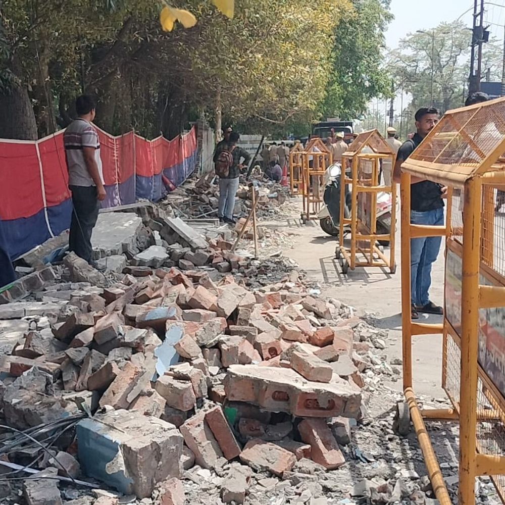 सहारनपुर में DIG ऑफिस की दीवार भरभराकर गिरी:सड़क पर खड़ी कई गाड़ियां टूटी, अफरा-तफरी मची