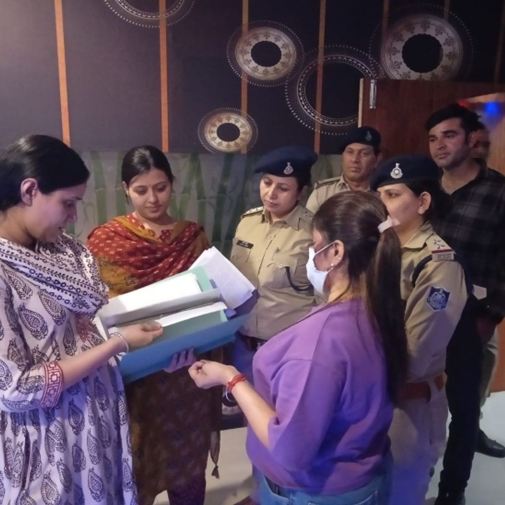ग्वालियर में स्पा सेंटरों पर पुलिस का छापा:खाकी को देखते ही किचन में जा छिपीं युवतियां, अधूरी मिलीं एंट्री, थाना लाकर की पूछताछ