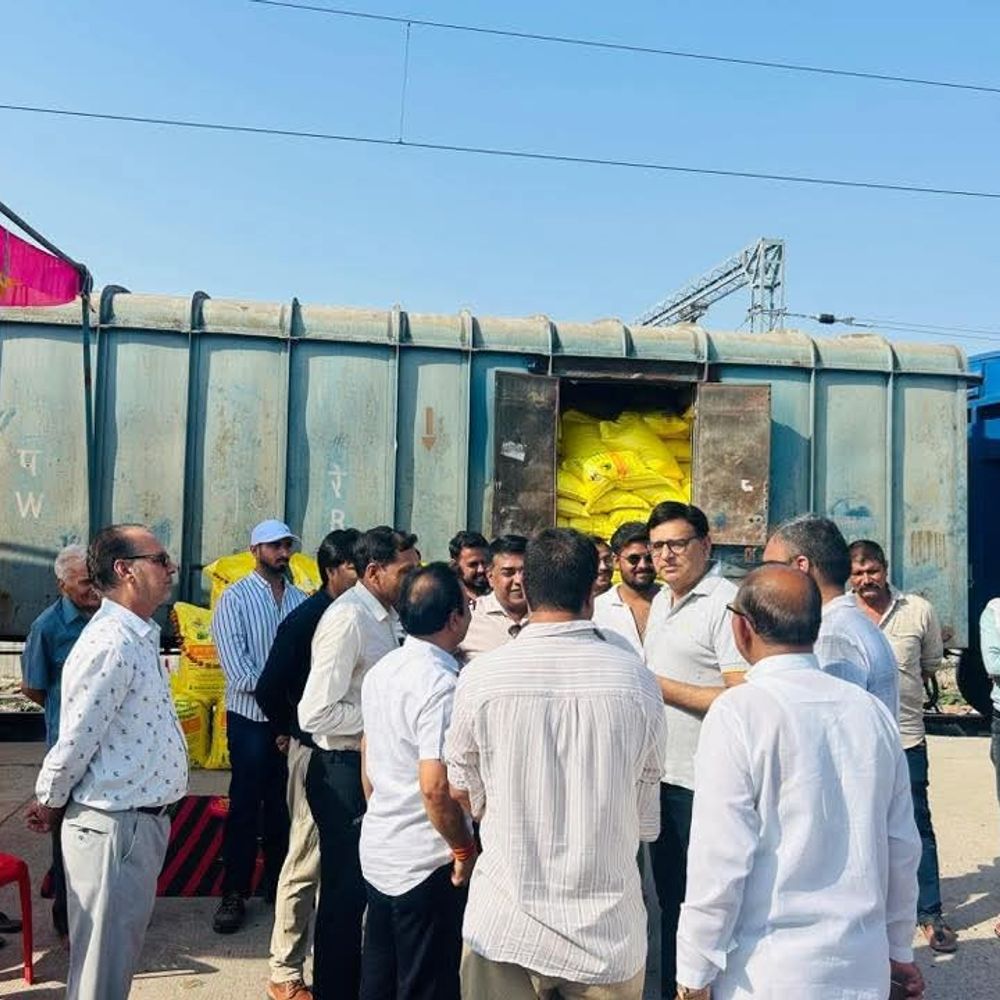 टीकमगढ़ रेलवे स्टेशन पहुंचा आईपीएल खाद का रैक:पहले दमोह से आता था, अब समय-पैसे की बचत; किसानों को जल्द मिलेगा