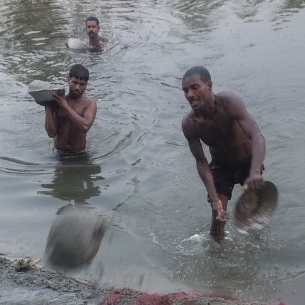 कुशीनगर में छोटी गंडक नदी पर अवैध बालू खनन:रात में बालू सप्लाई, किसानों की जमीन पर कटान का खतरा