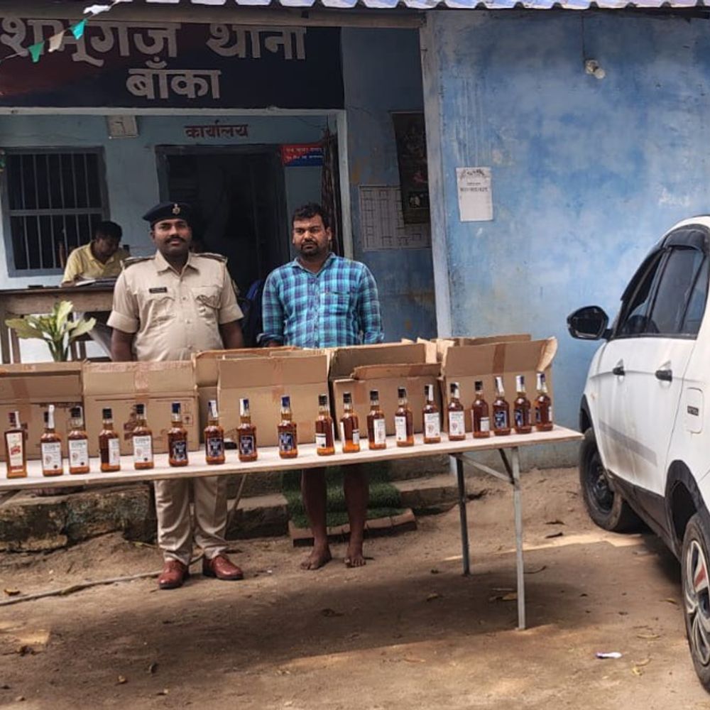 बांका में 256 बोतल विदेशी शराब पकड़ी:डॉक्टर का लोगो लगी कार से तस्करी, झारखंड से लाई जा रही थी खेप;कार चालक और 2 आरोपी फरार