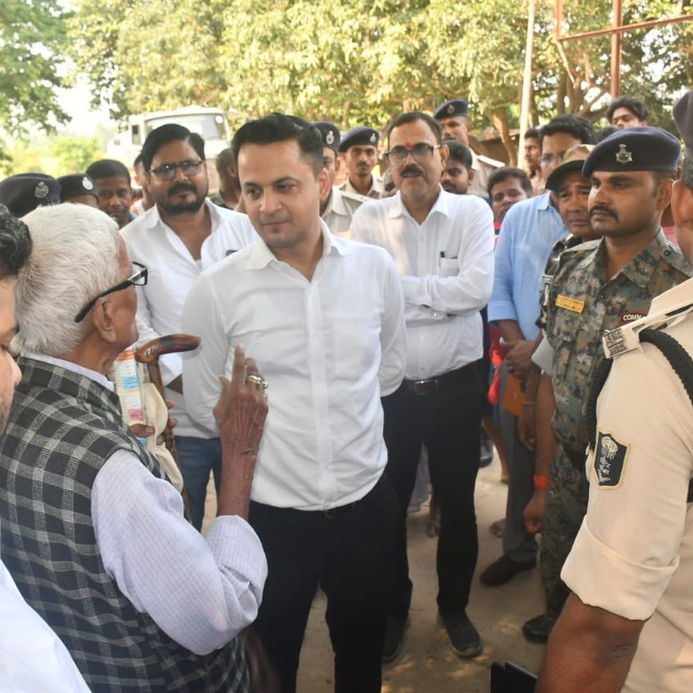 मधुबनी डीएम ने किया जटही बॉर्डर का निरीक्षण:सड़क को 7 मीटर चौड़ा करने का निर्देश, सुरक्षा व्यवस्था की समीक्षा, विकास कार्यों पर जोर