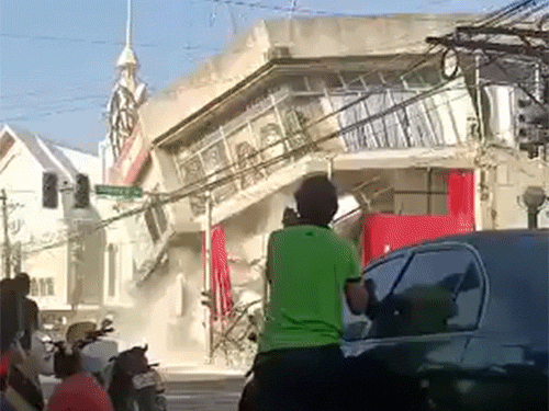 फिलीपींस में 7.8 तीव्रता का भूकंप, सुनामी की चेतावनी:तटीय इलाकों को खाली करने के निर्देश, इंडोनेशिया और जापान तक अलर्ट