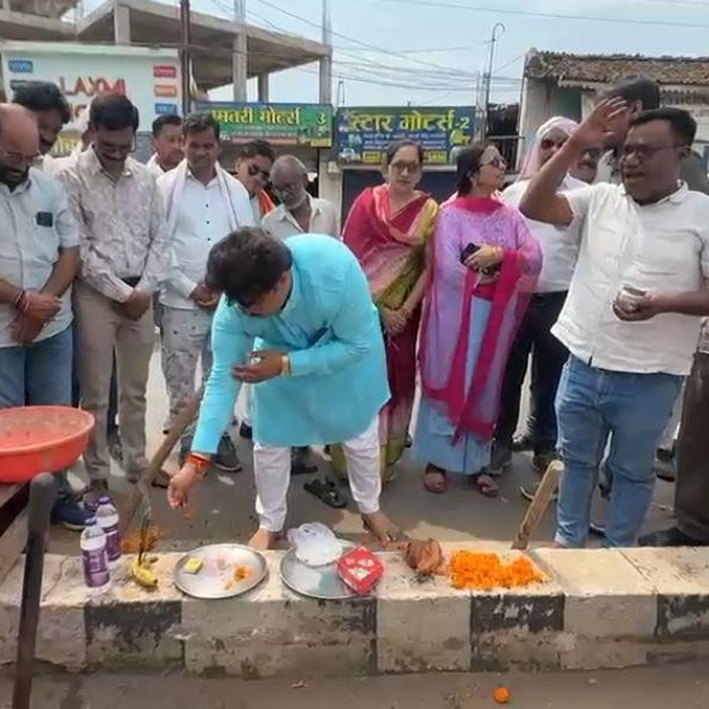 धमतरी में फोरलेन सड़क, डिवाइडर निर्माण का भूमिपूजन:सिहावा चौक से कोलयारी तक 5 KM सड़क चौड़ीकरण कार्य शुरू, यातायात सुविधा को मिलेगा बढ़ावा