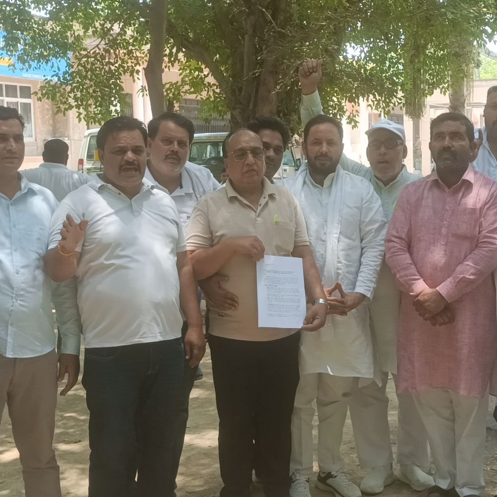 भासदों का जल निगम पर अनियमितता का आरोप:बागपत में डीएम को ज्ञापन देकर जांच और कार्रवाई की मांग की