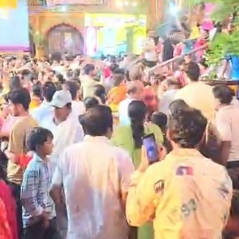 मथुरा के द्वारकाधीश मंदिर में मना आम मनोरथ उत्सव:भोग लगने के बाद भगवान को विराजमान कराया गया, लोगों ने जयकारे लगाए