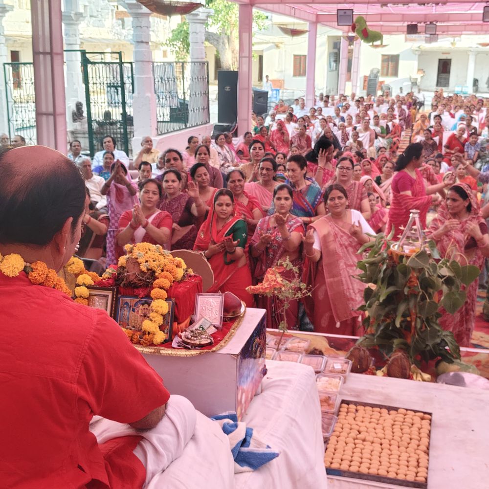 डूंगरपुर श्रीनाथ मंदिर में भागवत कथा जारी:कृष्ण लीलाओं से धर्म-सत्य का संदेश, छप्पन भोग अर्पित; बड़ी संख्या में पहुंचे श्रद्धालु