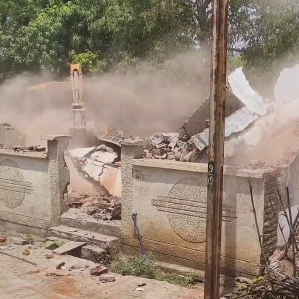 नेपानगर के संजय नगर में रेलवे ने हटाया अतिक्रमण:नेपानगर के 60 मकान आए जद में, दो दिन पहले से लोग खुद भी तोड़ रहे थे मकान
