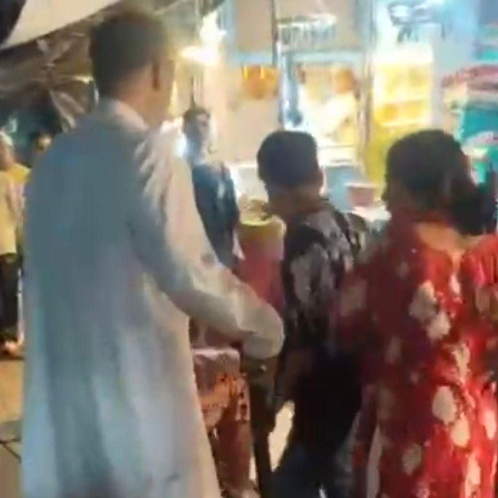 बदायूं में मां-बेटे को पीटा:दरगाह परिसर में दुकानदारों के बीच मारपीट, वीडियो वायरल