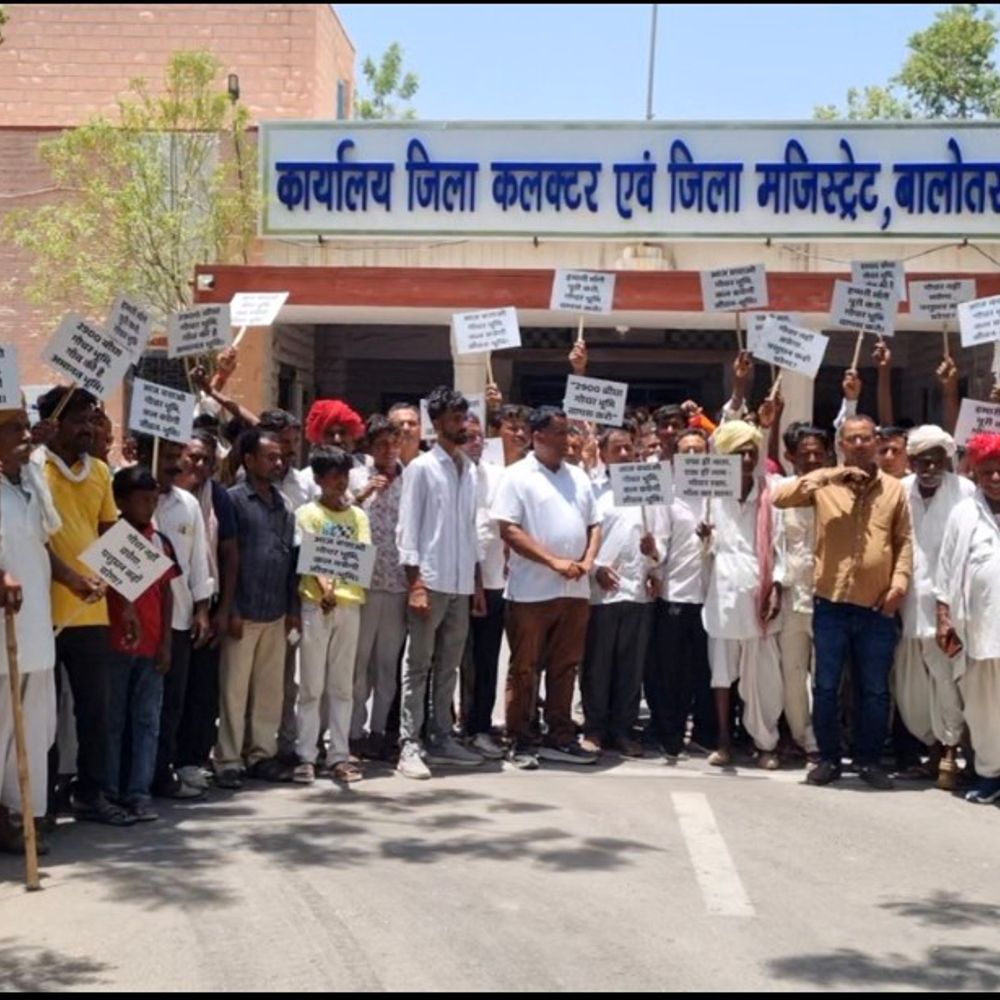 गौचर भूमि को यूआईटी के नाम दर्ज करने का विरोध:ग्रामीणों ने कलेक्टर को ज्ञापन सौंपा, 2900 बीघा भूमि यथावत रखने की अपील