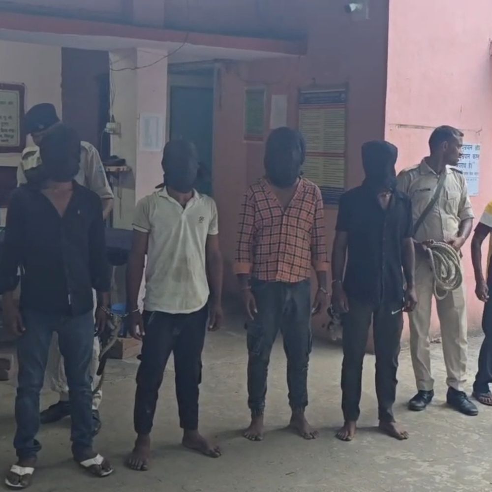 बोकारो में शराब दुकान में सेंधमारी, 4 आरोपी गिरफ्तार:पुलिस ने 6 घंटे में किया खुलासा, 3.5 लाख की शराब बरामद
