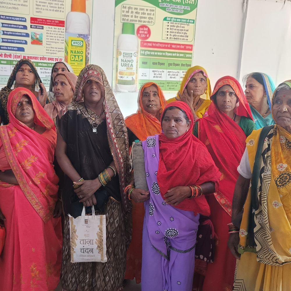 सांची के विशनखेड़ा में 2 किमी सड़क की मांग:ग्रामीण बोले- बारिश में मरीजों को खाट पर ले जाने की मजबूरी, शमशान जाने का रास्ता भी खराब